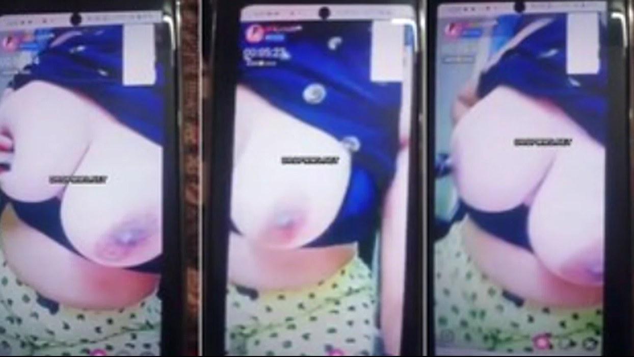 Crush Flashes Her Boobs Live on App