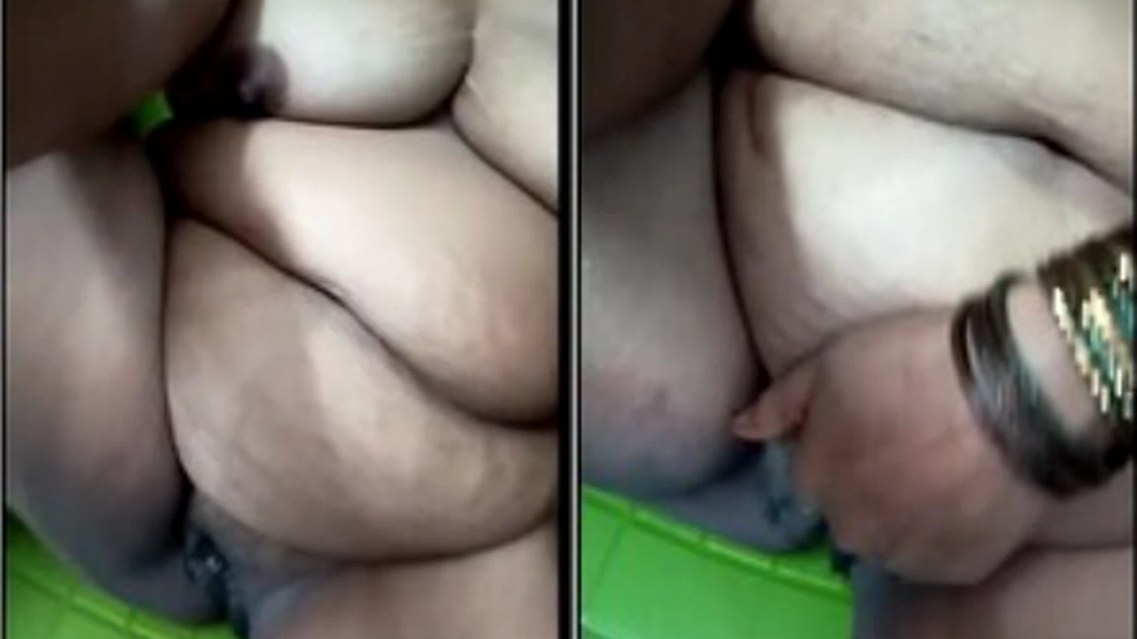 Tamil Aunty Fingers Her Pussy Close-Up on a Live Show