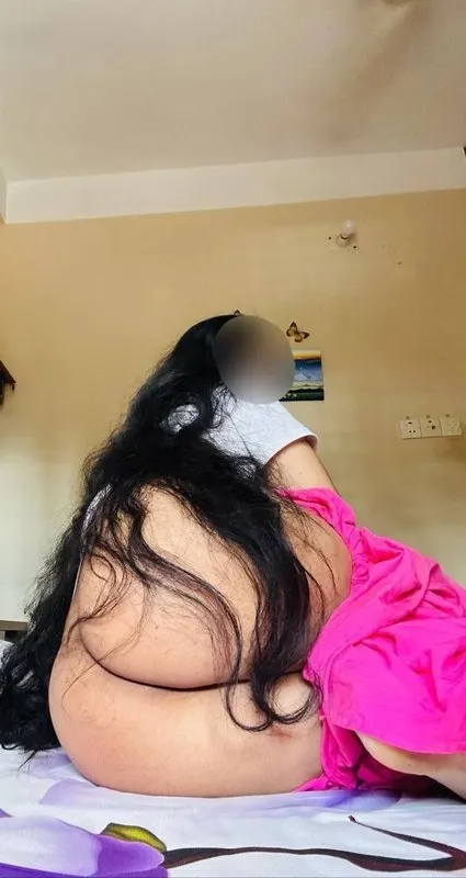 Desi girl in pink saree showing ass with long hair