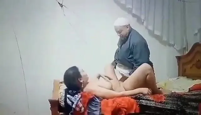 Mature man and woman in private homemade bedroom video