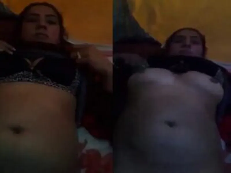 Pakistani aunty lifting bra showing nude boobs
