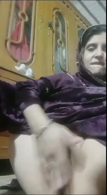 Paki mature bhabhi fingering herself