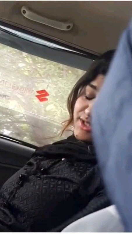 Beautiful Pakistani Girl Viral Video Playing in Car