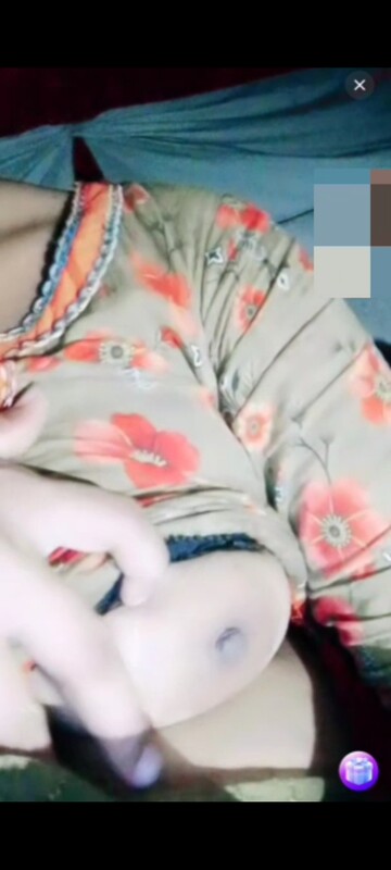 Pakistani girl 1 to 1 private video call in Olamet showing her boobs